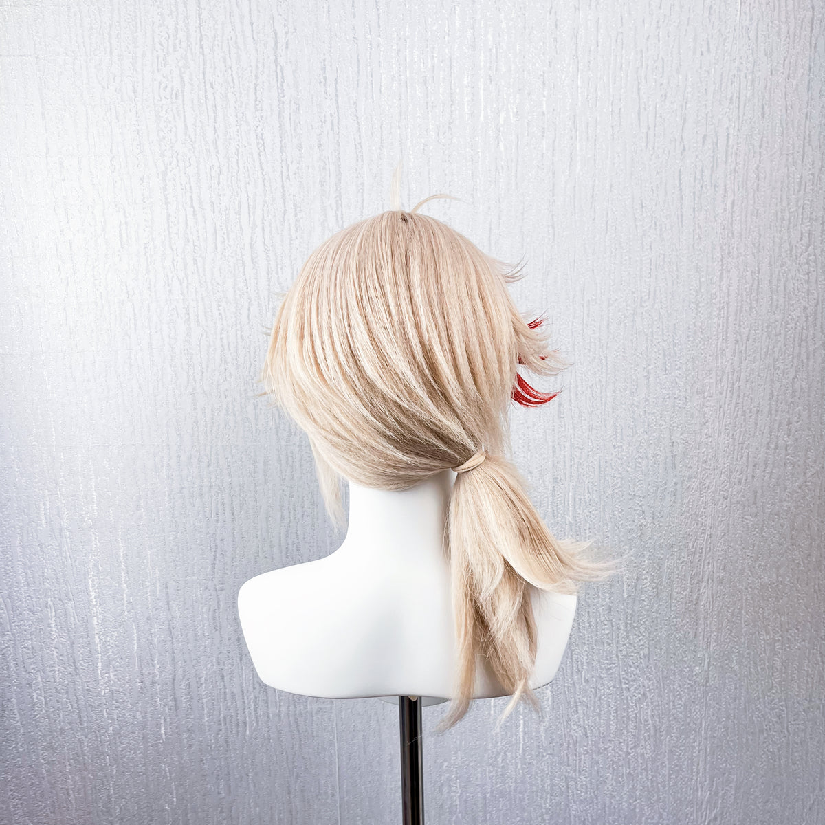 Genshin Impact Kaedehara Kazuha Cosplay Wig | Pre-Styled Layered Short Hair with Blonde Base & Red Streak Low Ponytail for Game Character Cosplay, Comic Con & Halloween Costume