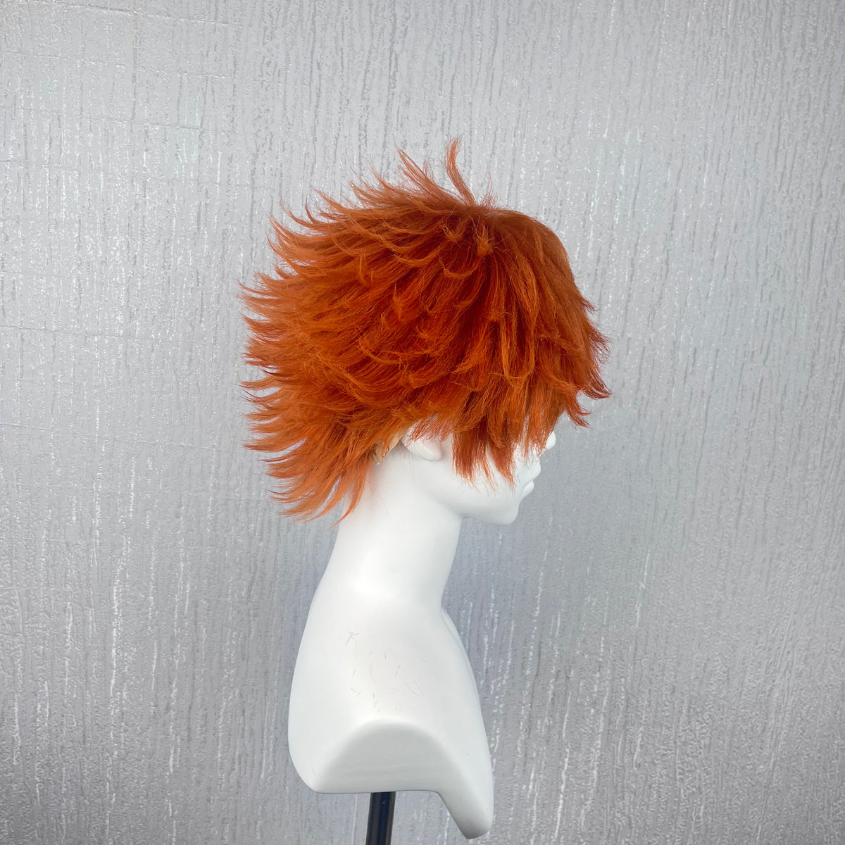 Haikyuu!! Shoyo Hinata Cosplay Wig, manually fluffed and shaped, suitable for Halloween events, comic conventions, role-playing performances and portrait photography.